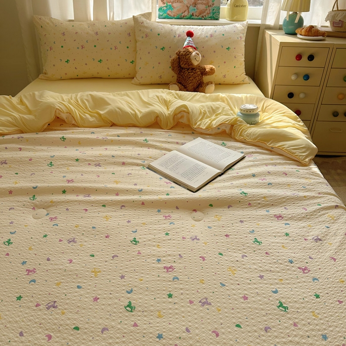 91家纺网 家纺一手货源 找家纺 初念 2026新款泡芙纱单夏被凉糖系列（凉而不冰的触感，清凉与柔软兼得） 凉糖-摇摇木马