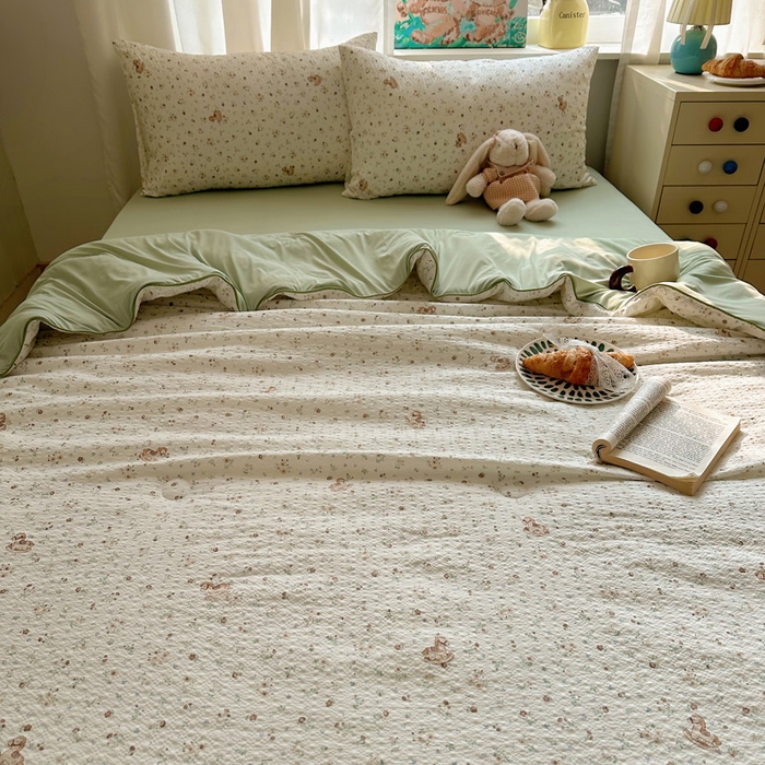 91家纺网 家纺一手货源 找家纺 初念 2026新款泡芙纱单夏被凉糖系列（凉而不冰的触感，清凉与柔软兼得） 凉糖-木马小花团