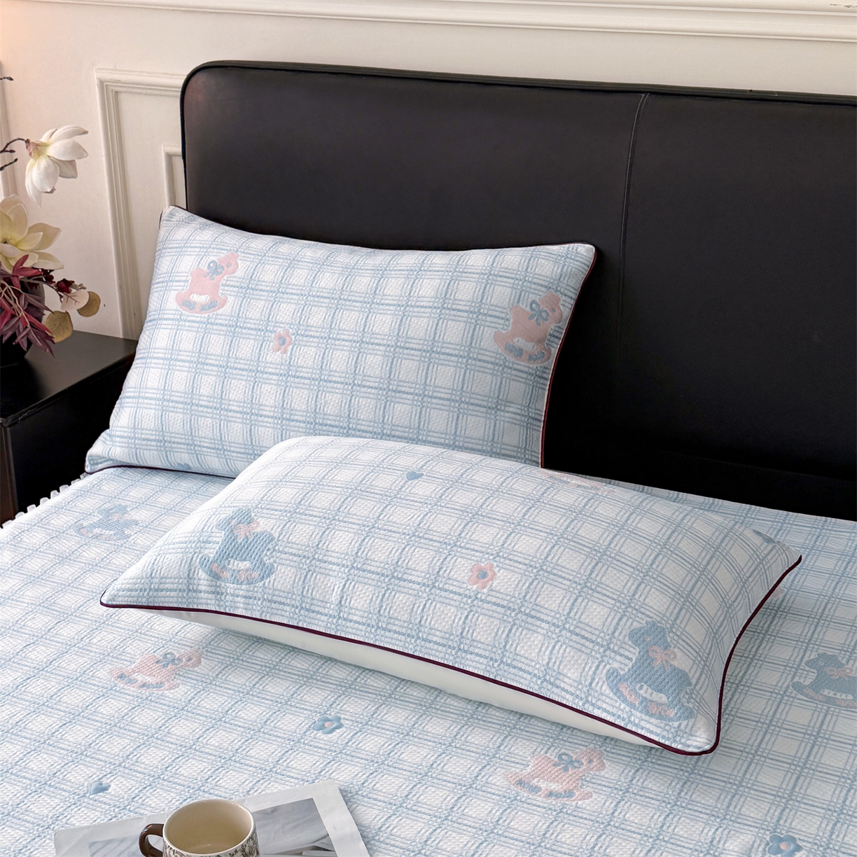 91家纺网 家纺一手货源 找家纺 （总）情恒家纺 2026新款卡通摇摇马PE提花床裙席席子凉席三件套