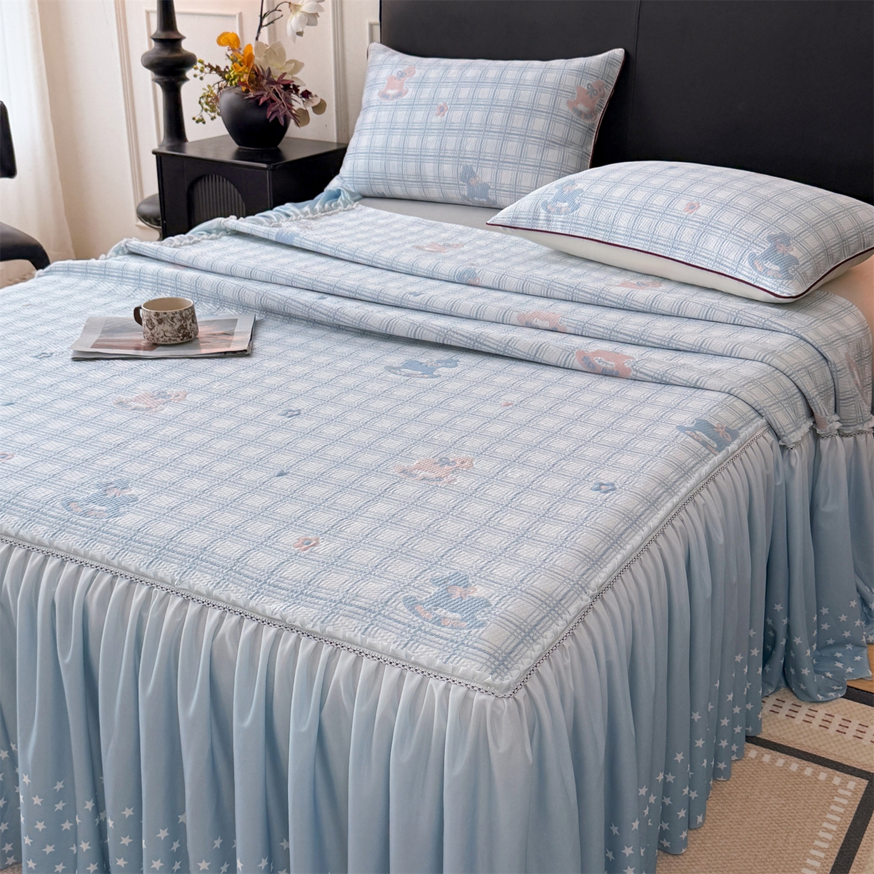 91家纺网 家纺一手货源 找家纺 （总）情恒家纺 2026新款卡通摇摇马PE提花床裙席席子凉席三件套