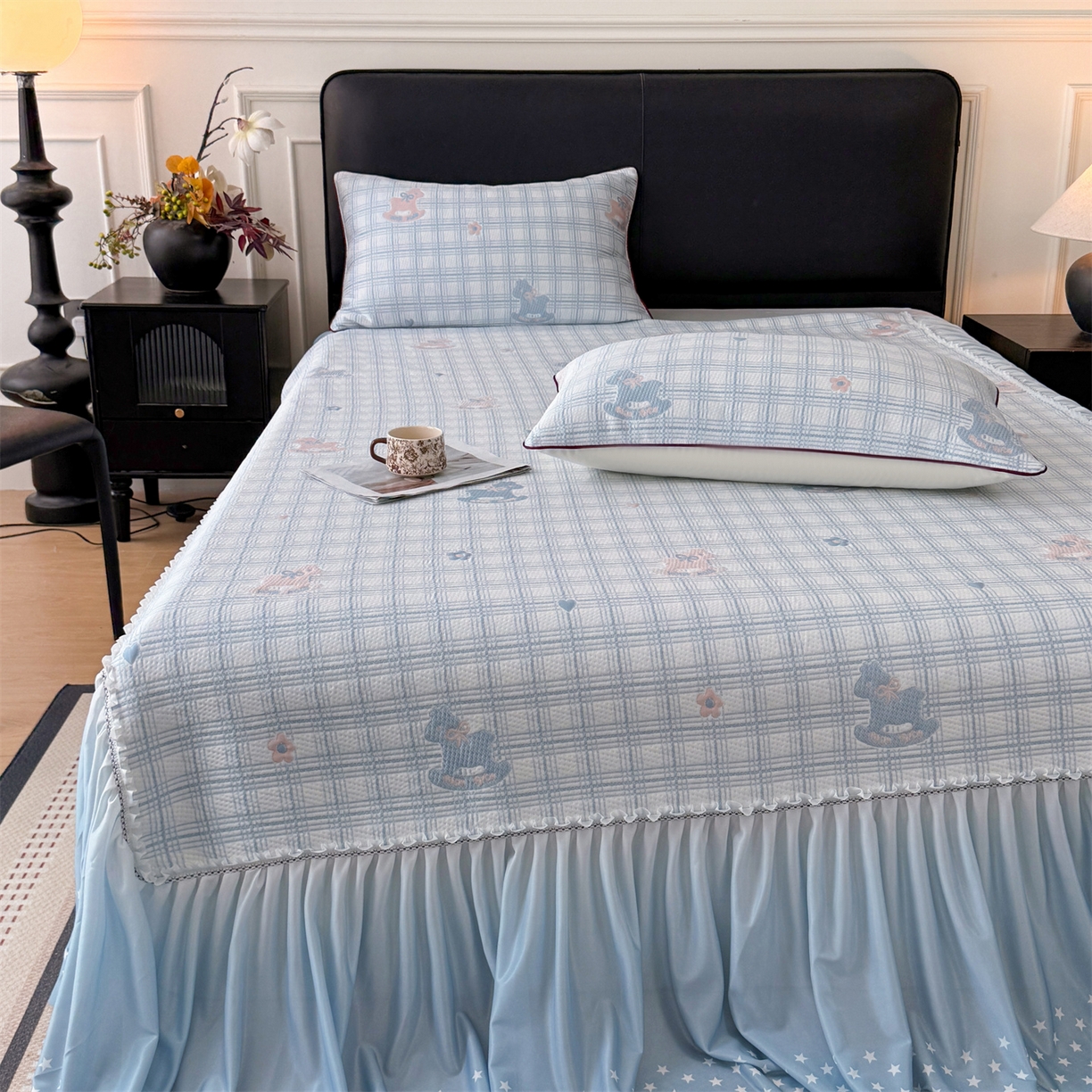 91家纺网 家纺一手货源 找家纺 （总）情恒家纺 2026新款卡通摇摇马PE提花床裙席席子凉席三件套