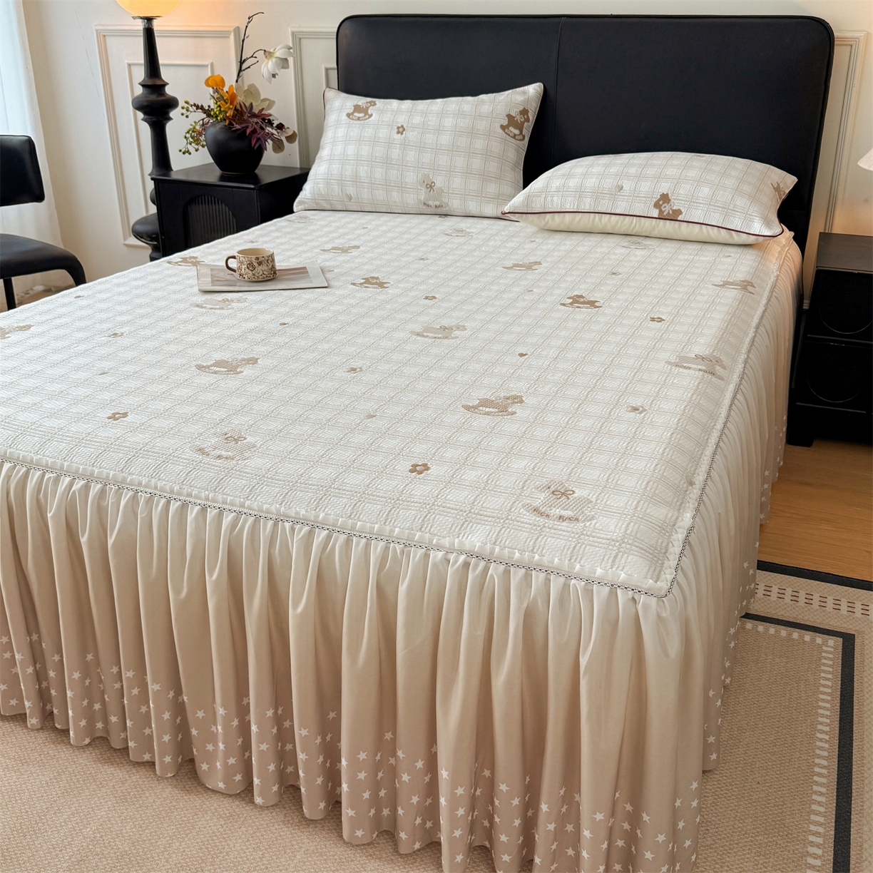 91家纺网 家纺一手货源 找家纺 （总）情恒家纺 2026新款卡通摇摇马PE提花床裙席席子凉席三件套