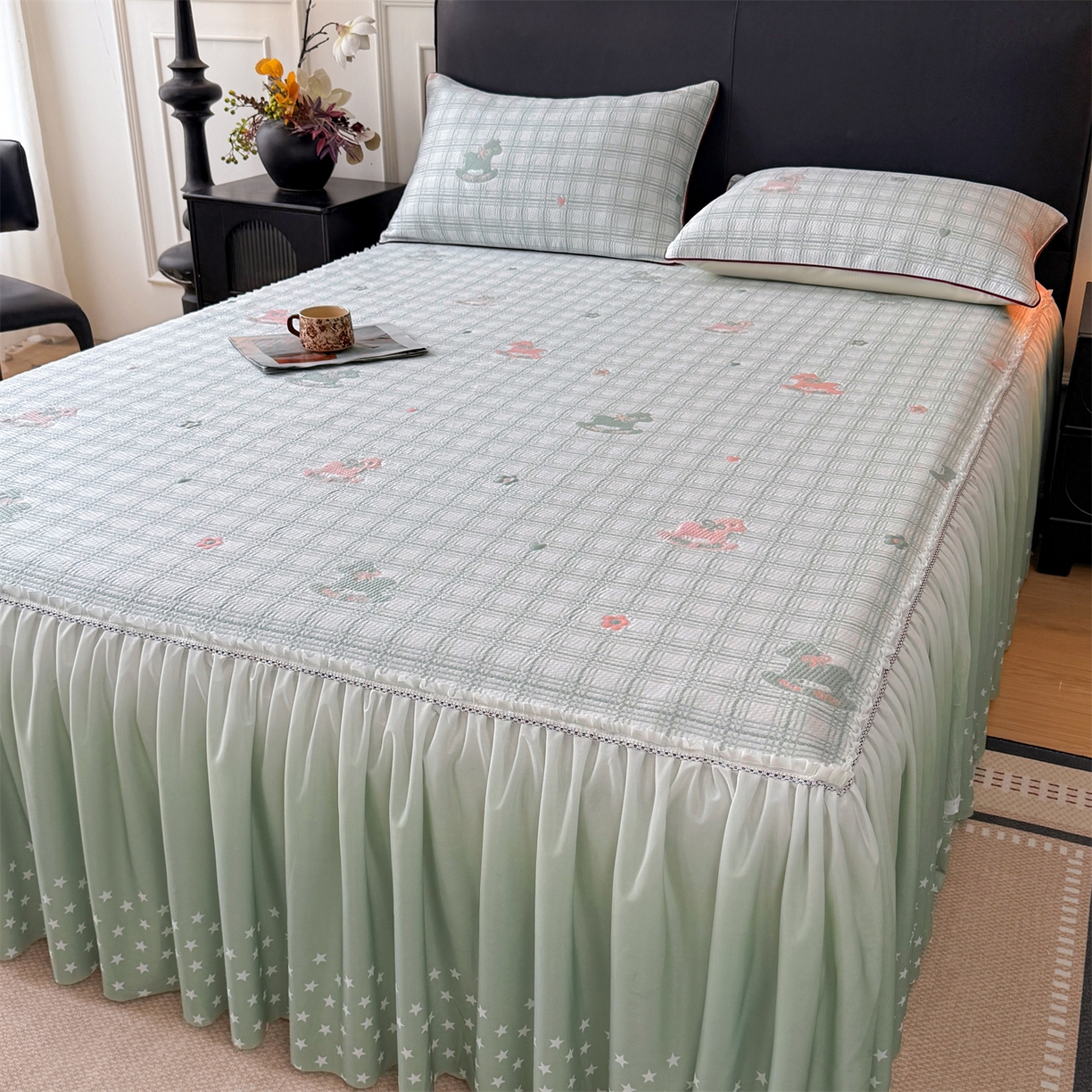 91家纺网 家纺一手货源 找家纺 （总）情恒家纺 2026新款卡通摇摇马PE提花床裙席席子凉席三件套