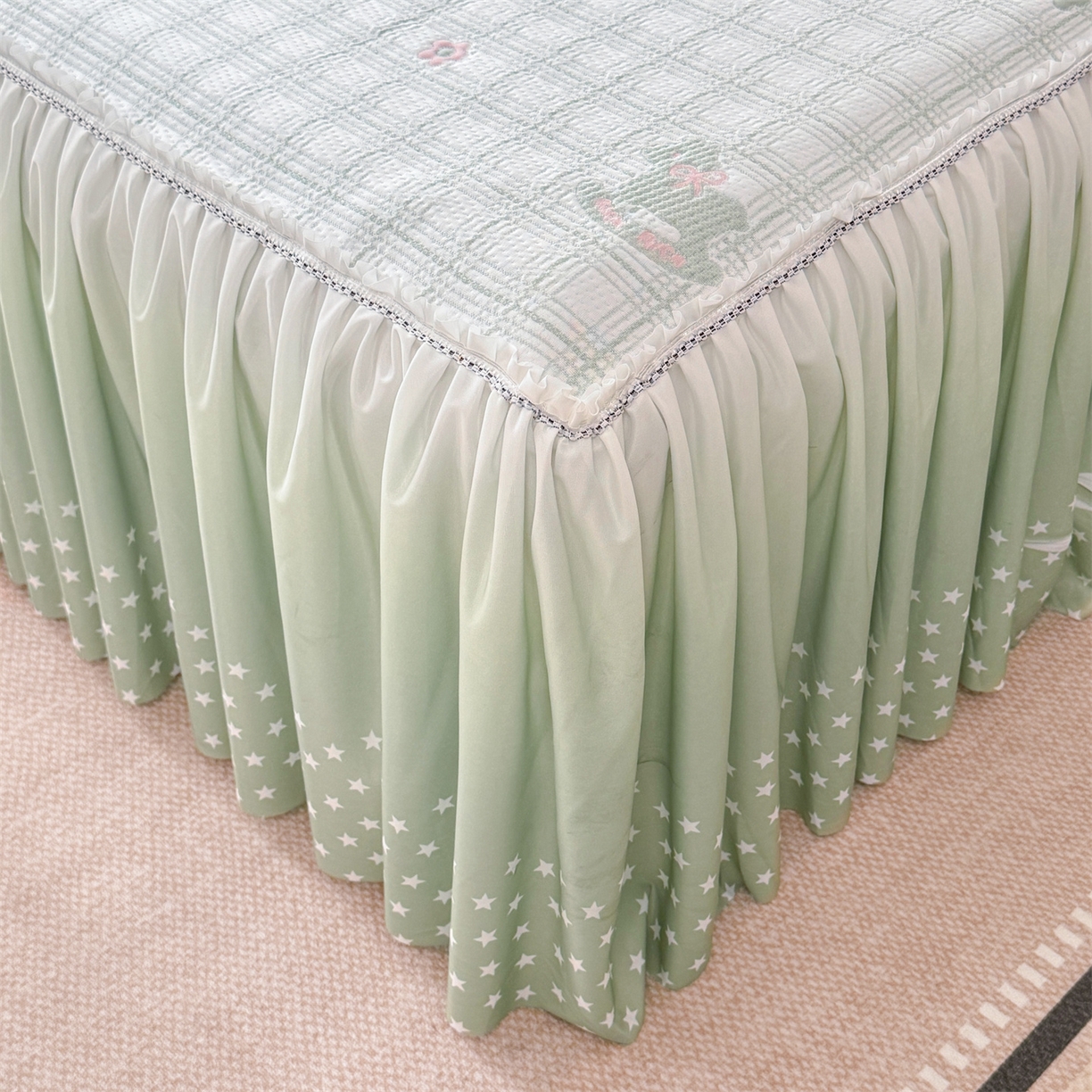 91家纺网 家纺一手货源 找家纺 情恒家纺 2026新款卡通摇摇马PE提花床裙席席子凉席三件套 摇摇马-豆绿