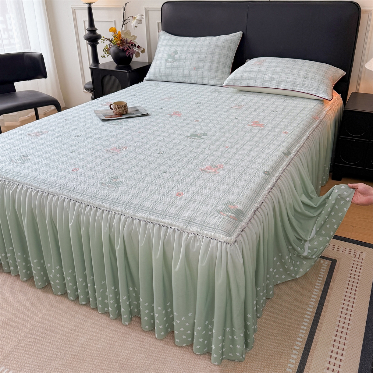 91家纺网 家纺一手货源 找家纺 情恒家纺 2026新款卡通摇摇马PE提花床裙席席子凉席三件套 摇摇马-豆绿