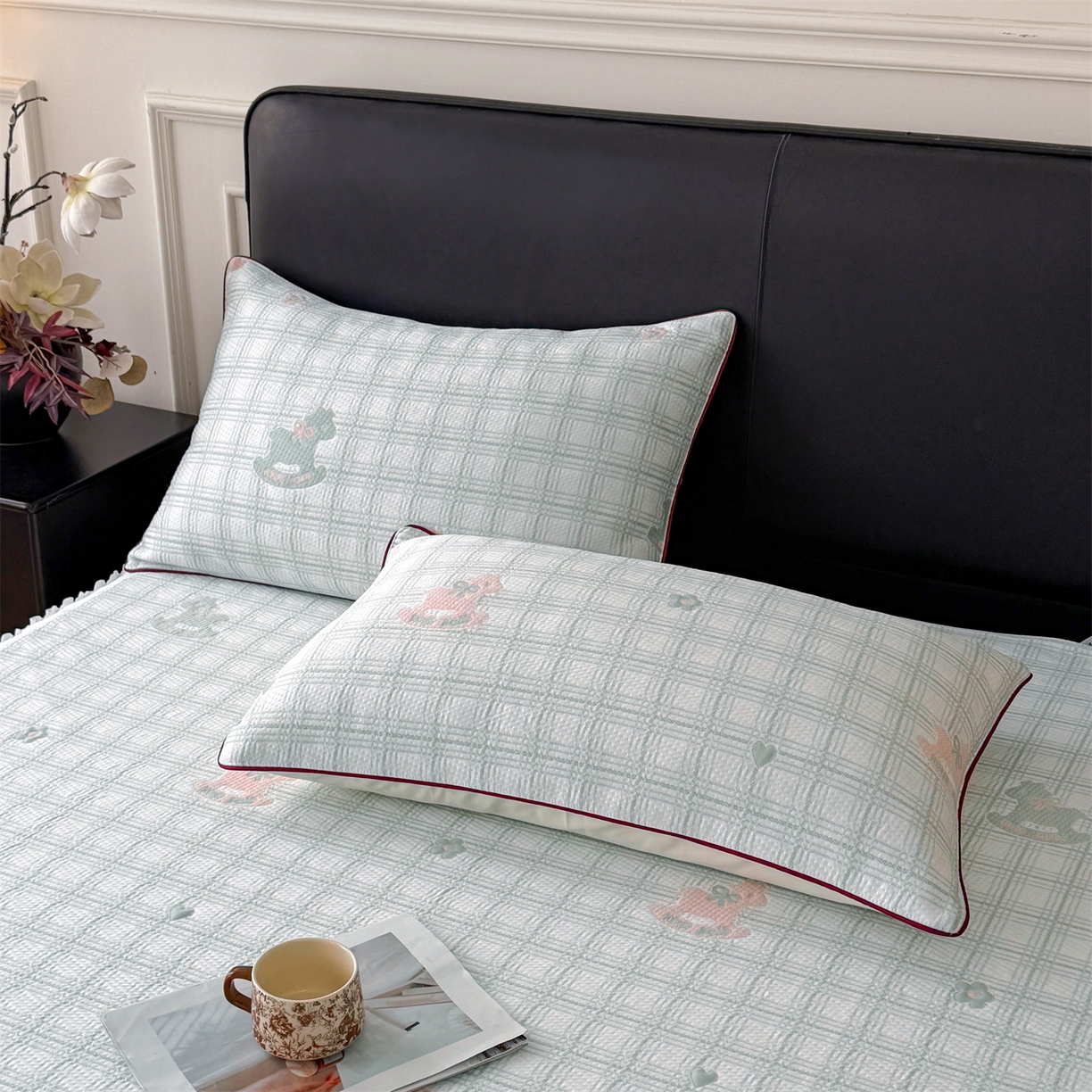 91家纺网 家纺一手货源 找家纺 情恒家纺 2026新款卡通摇摇马PE提花床裙席席子凉席三件套 摇摇马-豆绿