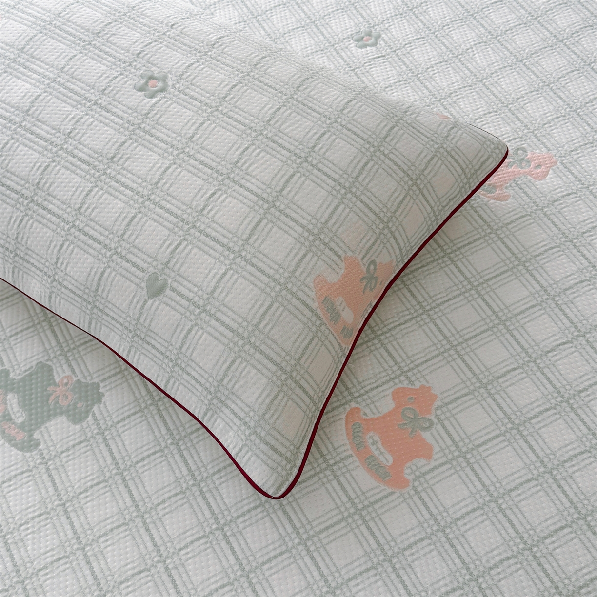 91家纺网 家纺一手货源 找家纺 情恒家纺 2026新款卡通摇摇马PE提花床裙席席子凉席三件套 摇摇马-豆绿