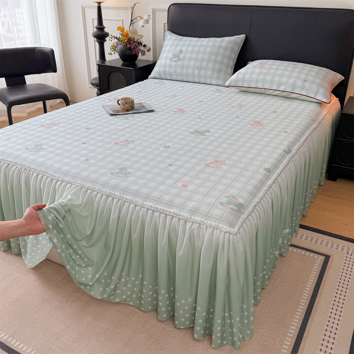 91家纺网 家纺一手货源 找家纺 情恒家纺 2026新款卡通摇摇马PE提花床裙席席子凉席三件套 摇摇马-豆绿