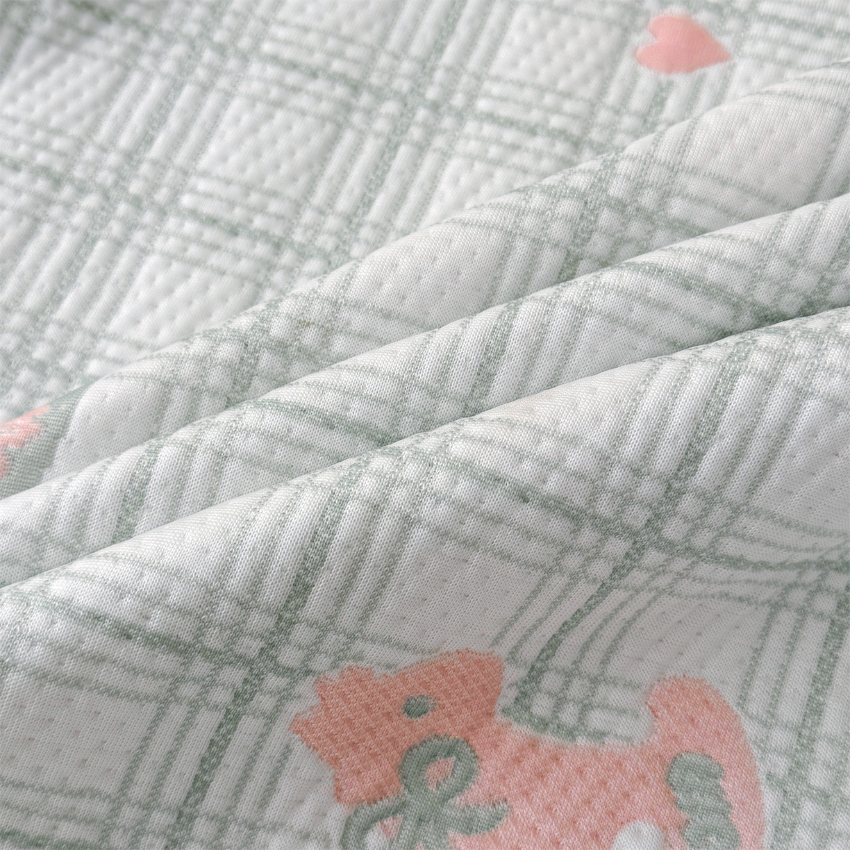 91家纺网 家纺一手货源 找家纺 情恒家纺 2026新款卡通摇摇马PE提花床裙席席子凉席三件套 摇摇马-豆绿