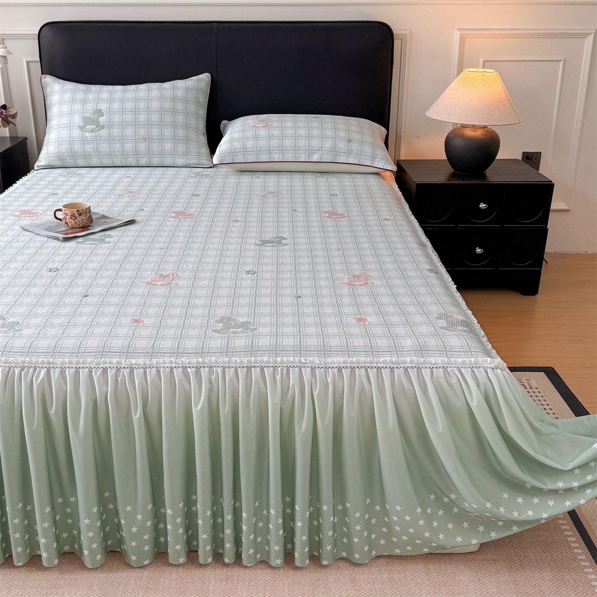 91家纺网 家纺一手货源 找家纺 情恒家纺 2026新款卡通摇摇马PE提花床裙席席子凉席三件套 摇摇马-豆绿