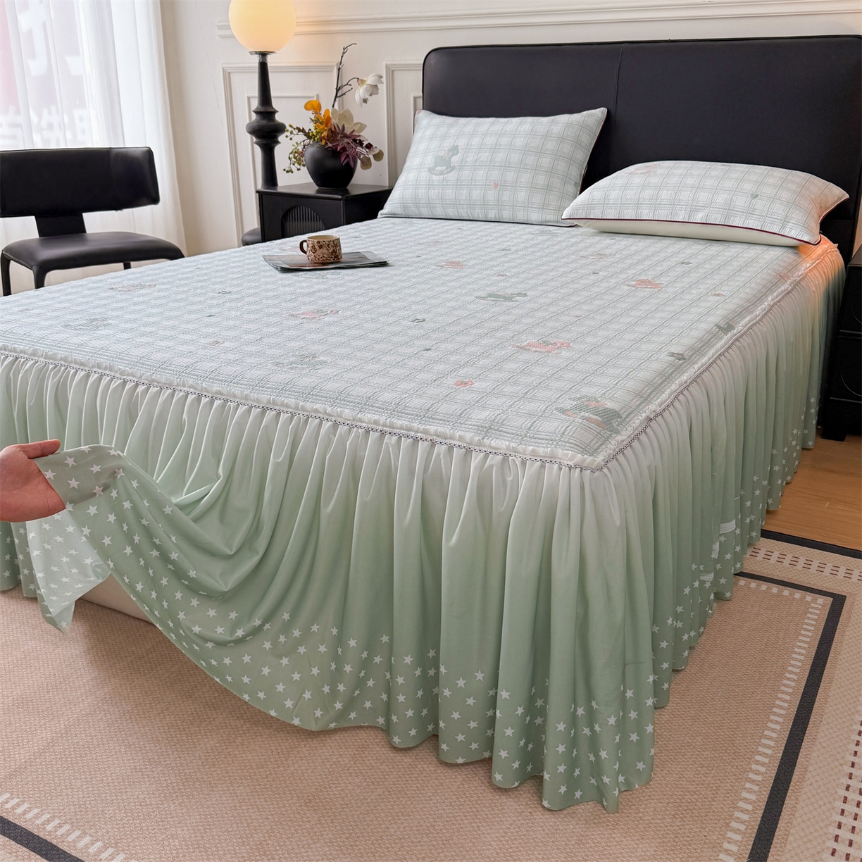 91家纺网 家纺一手货源 找家纺 情恒家纺 2026新款卡通摇摇马PE提花床裙席席子凉席三件套 摇摇马-豆绿