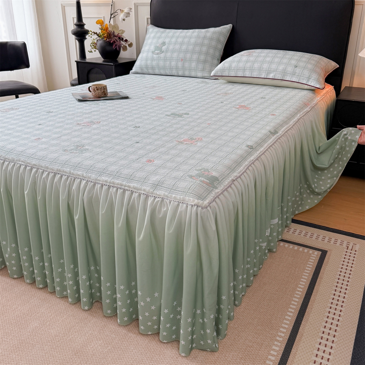 91家纺网 家纺一手货源 找家纺 情恒家纺 2026新款卡通摇摇马PE提花床裙席席子凉席三件套 摇摇马-豆绿