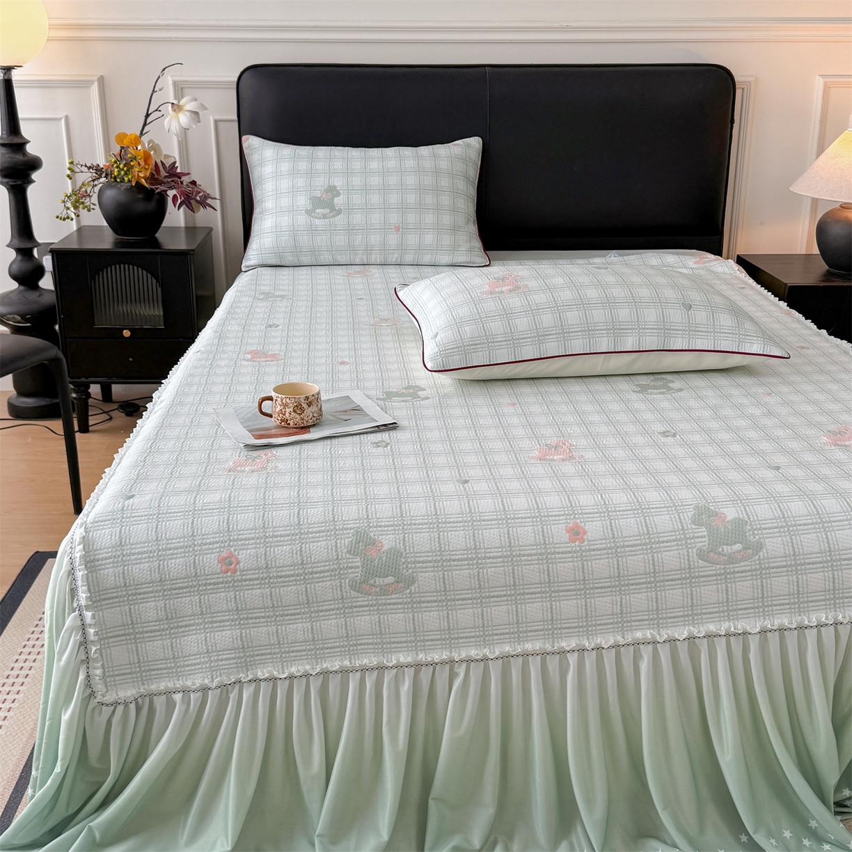 91家纺网 家纺一手货源 找家纺 情恒家纺 2026新款卡通摇摇马PE提花床裙席席子凉席三件套 摇摇马-豆绿