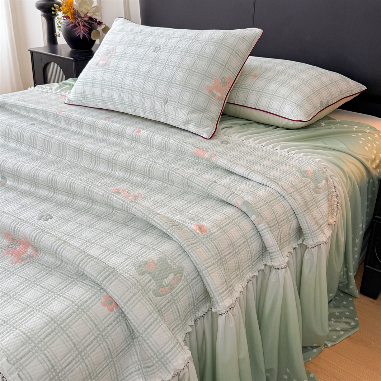 91家纺网 家纺一手货源 找家纺 情恒家纺 2026新款卡通摇摇马PE提花床裙席席子凉席三件套 摇摇马-豆绿