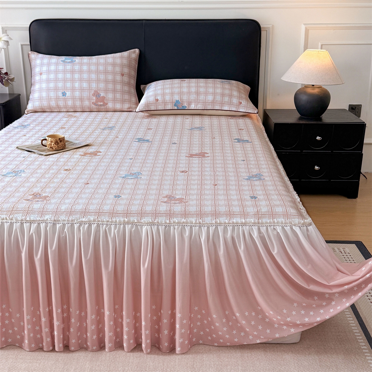 91家纺网 家纺一手货源 找家纺 情恒家纺 2026新款卡通摇摇马PE提花床裙席席子凉席三件套 摇摇马-嫩粉