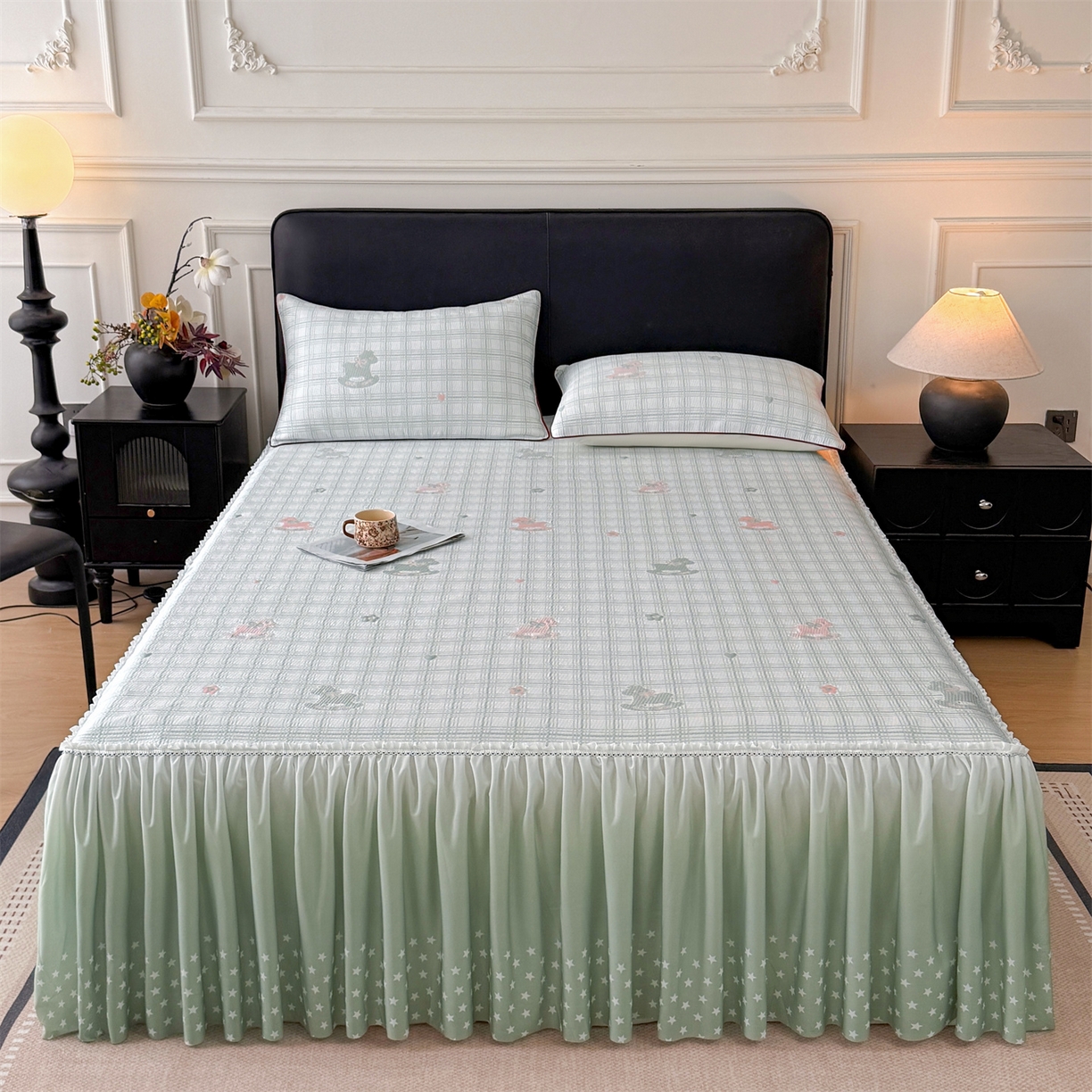 91家纺网 家纺一手货源 找家纺 情恒家纺 2026新款卡通摇摇马PE提花床裙席席子凉席三件套 摇摇马-豆绿