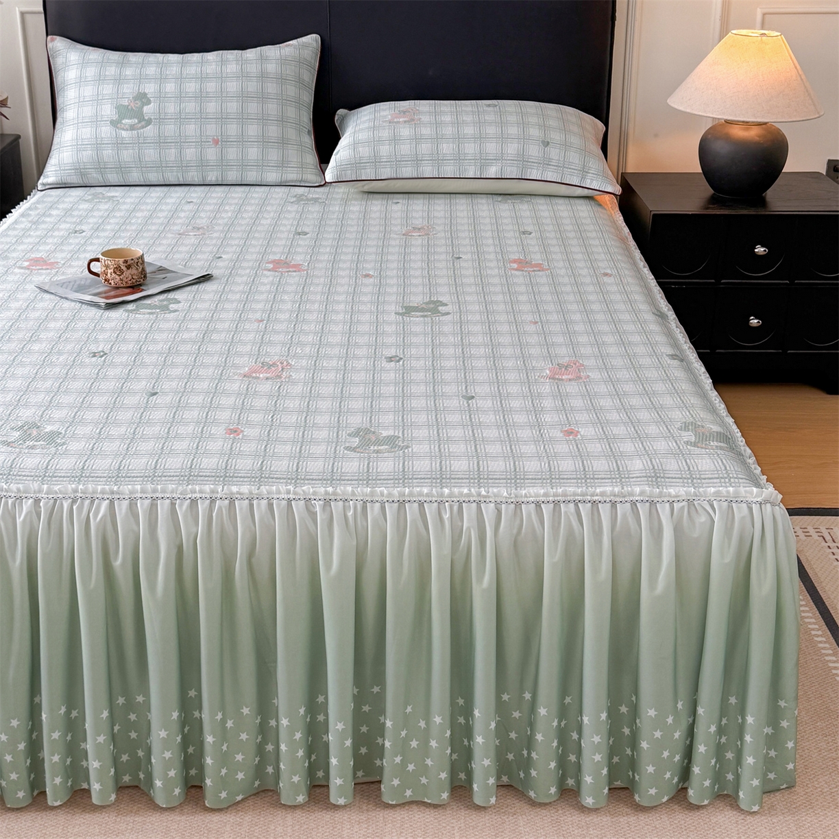 91家纺网 家纺一手货源 找家纺 情恒家纺 2026新款卡通摇摇马PE提花床裙席席子凉席三件套 摇摇马-豆绿