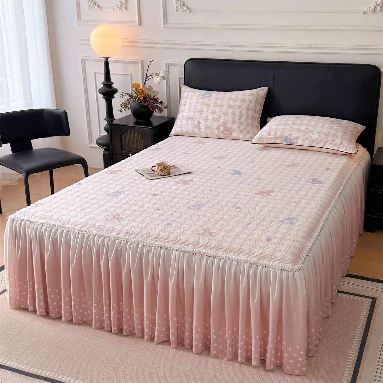 91家纺网 家纺一手货源 找家纺 情恒家纺 2026新款卡通摇摇马PE提花床裙席席子凉席三件套 摇摇马-嫩粉