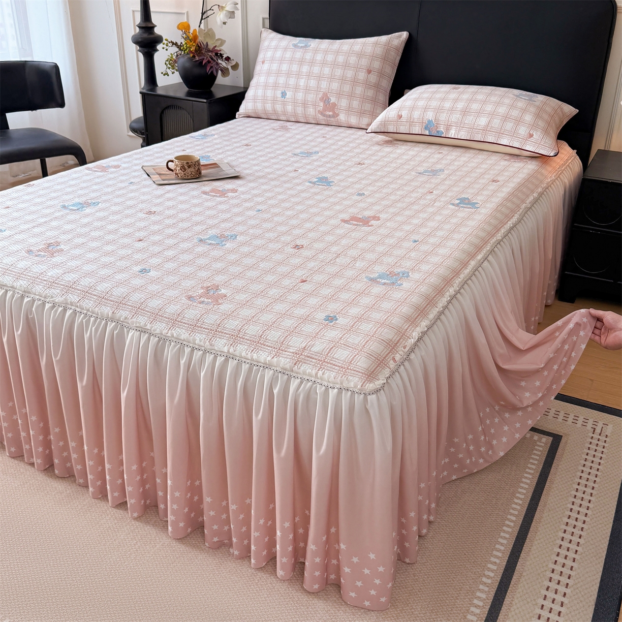 91家纺网 家纺一手货源 找家纺 情恒家纺 2026新款卡通摇摇马PE提花床裙席席子凉席三件套 摇摇马-嫩粉