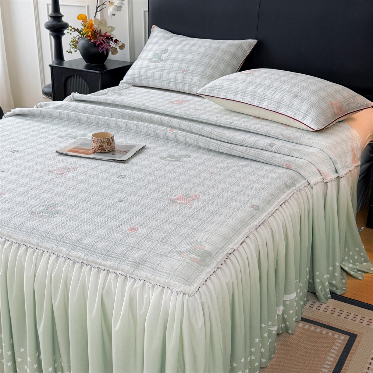 91家纺网 家纺一手货源 找家纺 情恒家纺 2026新款卡通摇摇马PE提花床裙席席子凉席三件套 摇摇马-豆绿