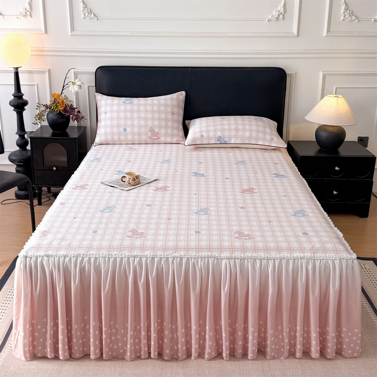 91家纺网 家纺一手货源 找家纺 情恒家纺 2026新款卡通摇摇马PE提花床裙席席子凉席三件套 摇摇马-嫩粉