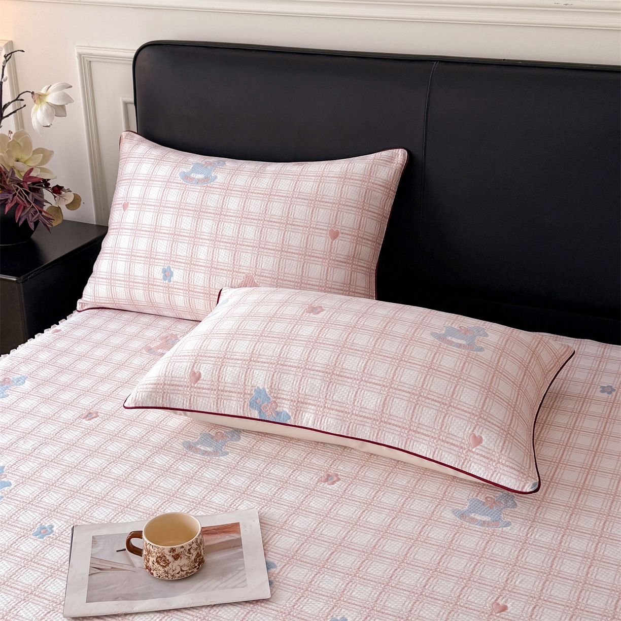 91家纺网 家纺一手货源 找家纺 情恒家纺 2026新款卡通摇摇马PE提花床裙席席子凉席三件套 摇摇马-嫩粉