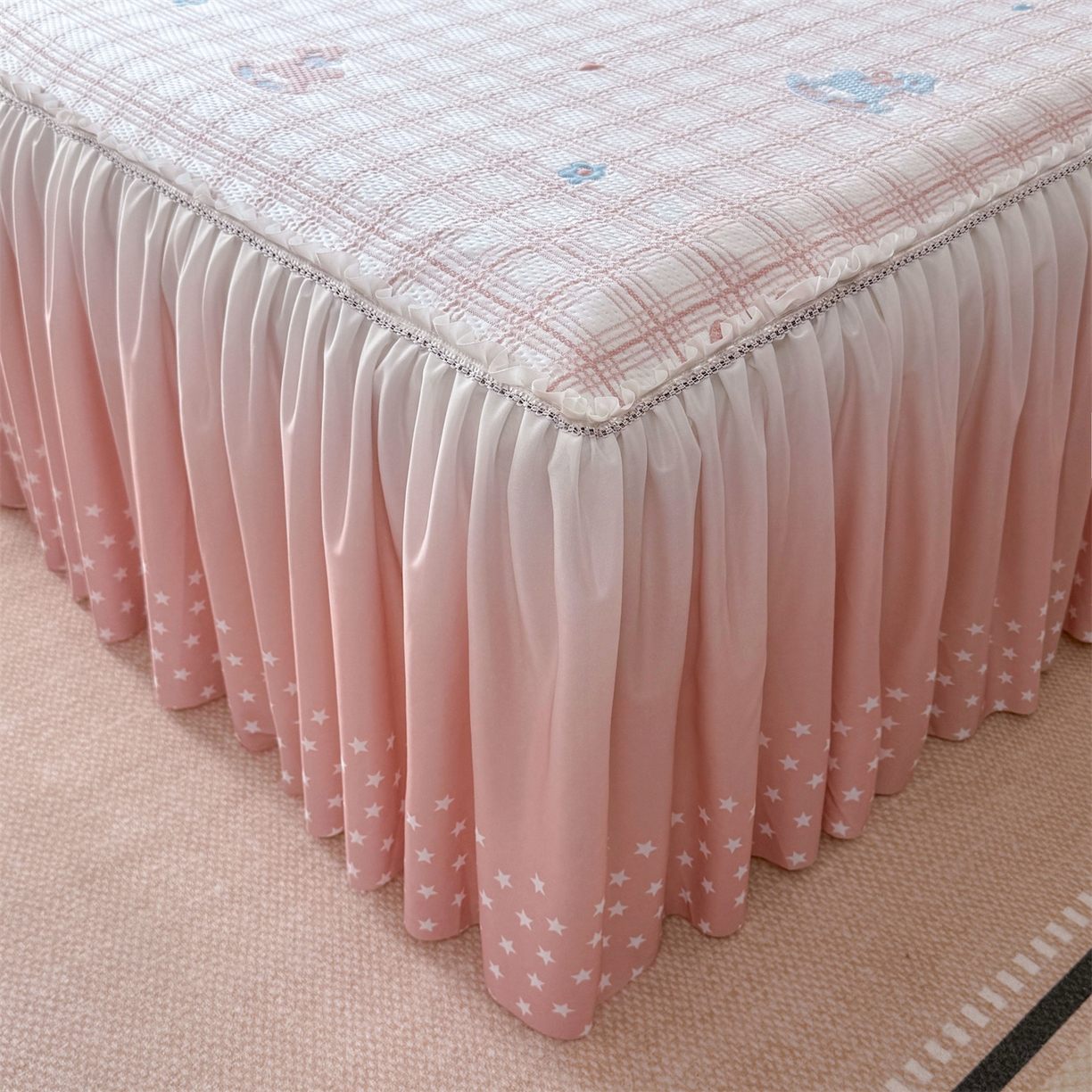 91家纺网 家纺一手货源 找家纺 情恒家纺 2026新款卡通摇摇马PE提花床裙席席子凉席三件套 摇摇马-嫩粉