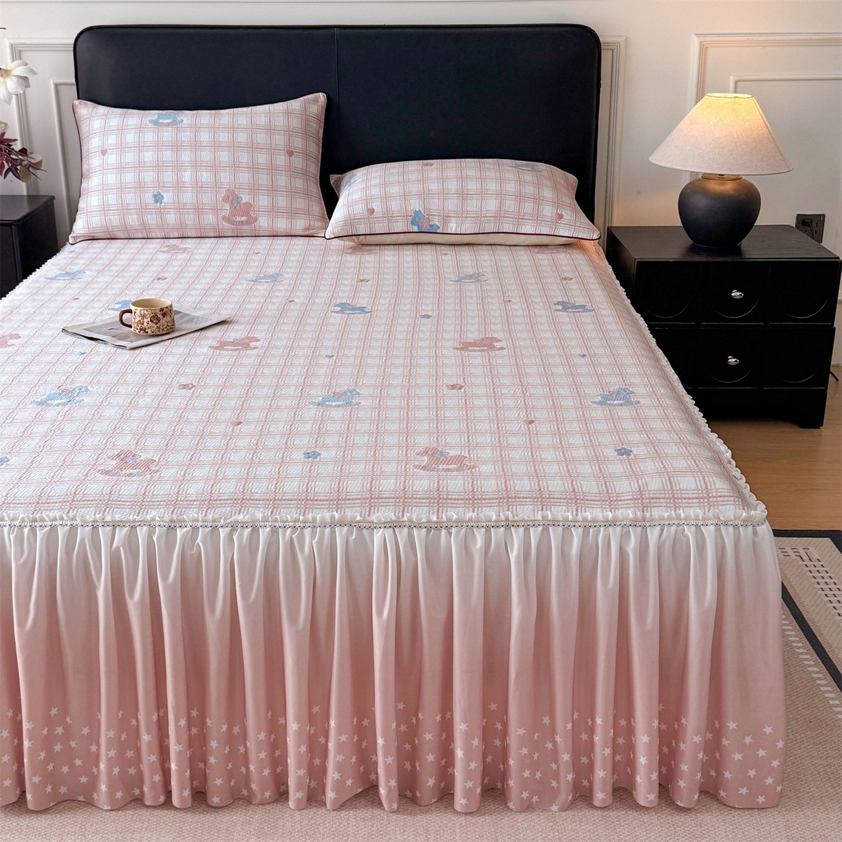 91家纺网 家纺一手货源 找家纺 情恒家纺 2026新款卡通摇摇马PE提花床裙席席子凉席三件套 摇摇马-嫩粉