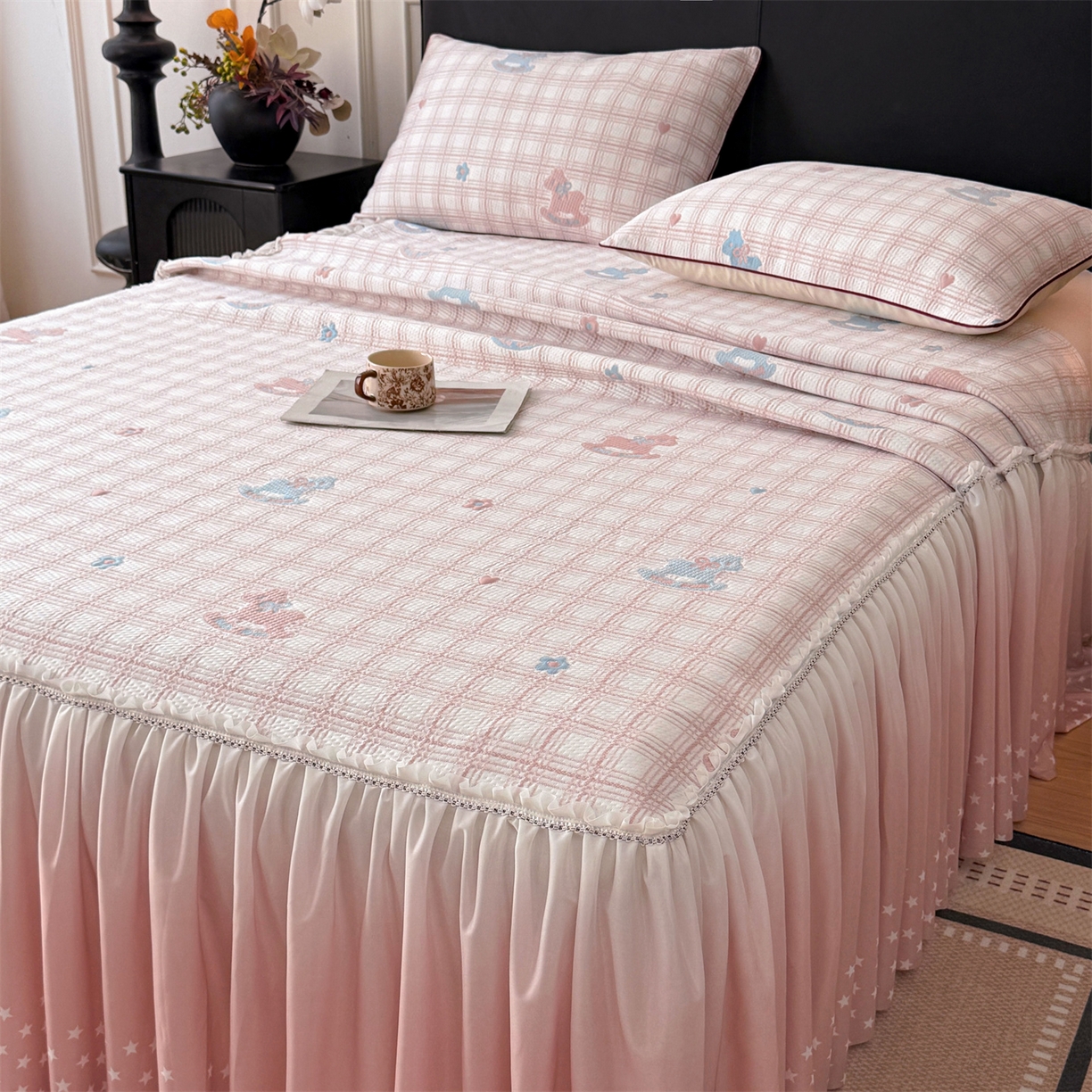 91家纺网 家纺一手货源 找家纺 情恒家纺 2026新款卡通摇摇马PE提花床裙席席子凉席三件套 摇摇马-嫩粉