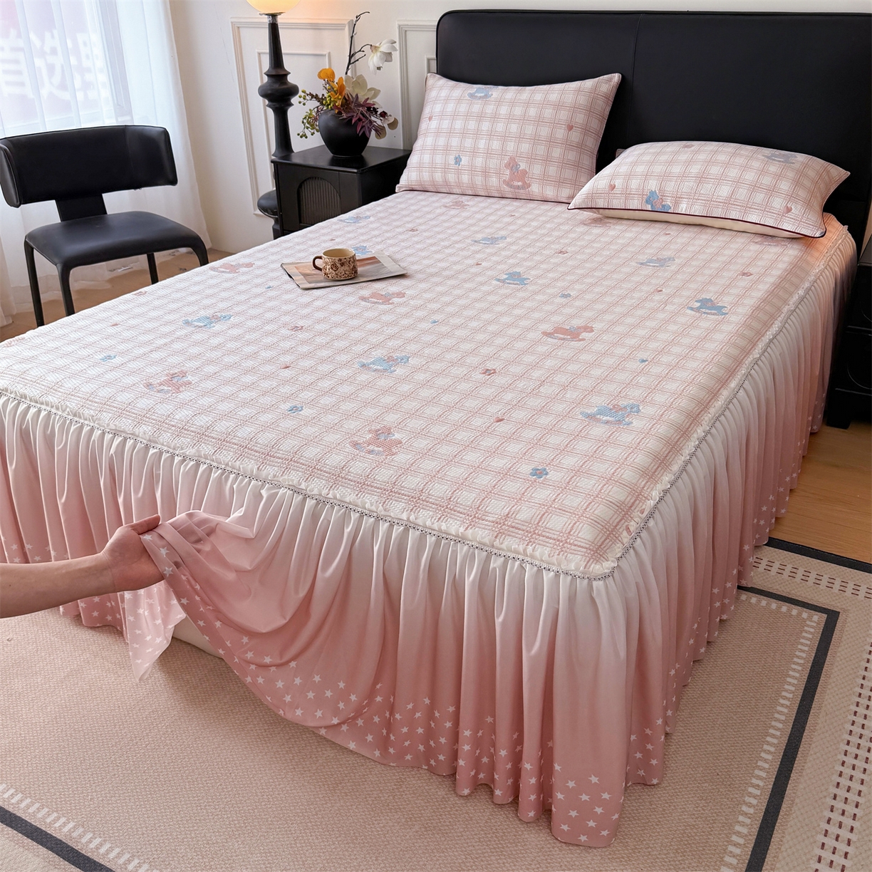 91家纺网 家纺一手货源 找家纺 情恒家纺 2026新款卡通摇摇马PE提花床裙席席子凉席三件套 摇摇马-嫩粉