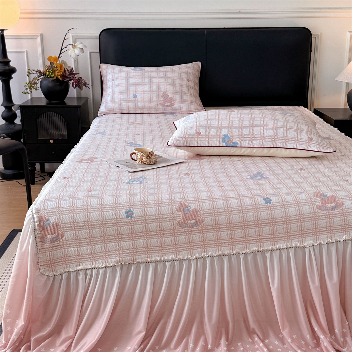 91家纺网 家纺一手货源 找家纺 情恒家纺 2026新款卡通摇摇马PE提花床裙席席子凉席三件套 摇摇马-嫩粉