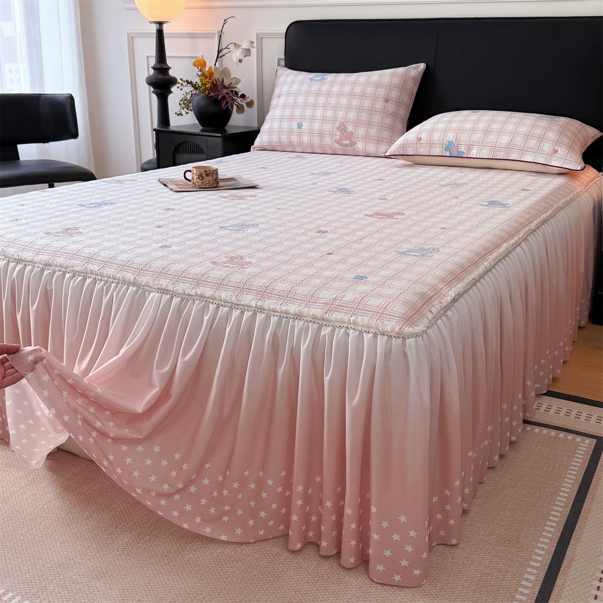 91家纺网 家纺一手货源 找家纺 情恒家纺 2026新款卡通摇摇马PE提花床裙席席子凉席三件套 摇摇马-嫩粉