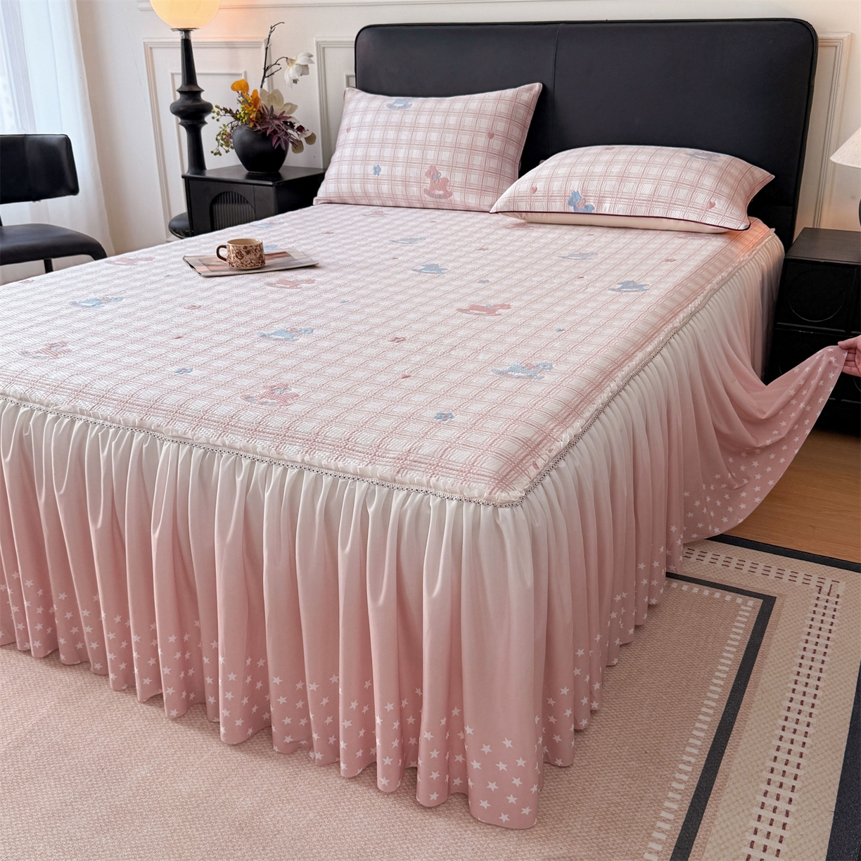 91家纺网 家纺一手货源 找家纺 情恒家纺 2026新款卡通摇摇马PE提花床裙席席子凉席三件套 摇摇马-嫩粉