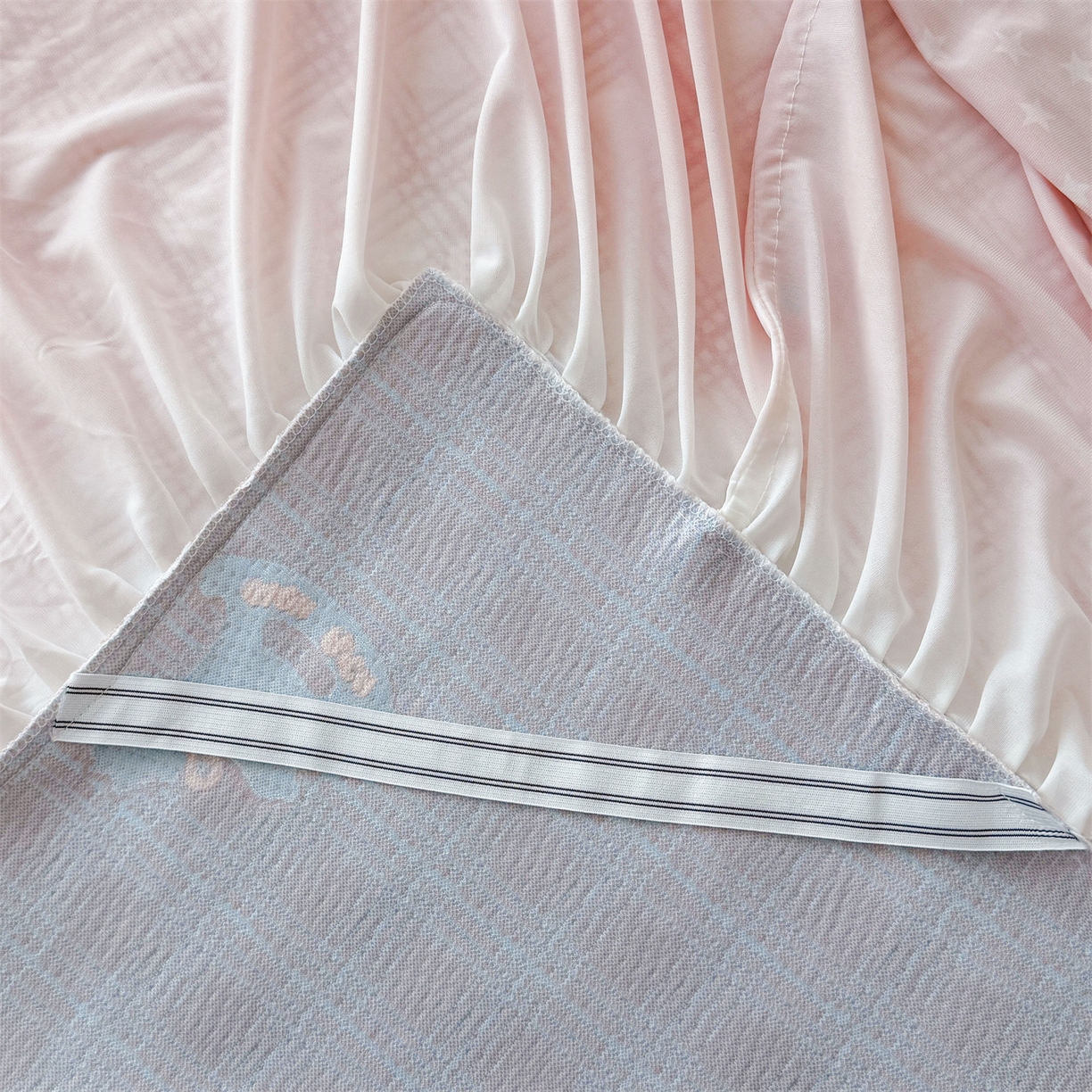 91家纺网 家纺一手货源 找家纺 情恒家纺 2026新款卡通摇摇马PE提花床裙席席子凉席三件套 摇摇马-嫩粉