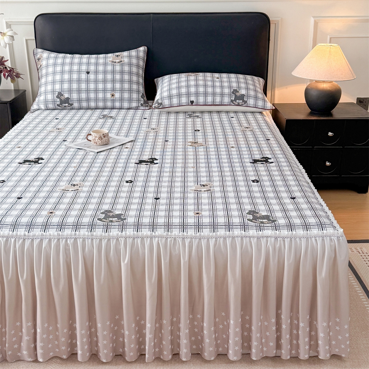 91家纺网 家纺一手货源 找家纺 情恒家纺 2026新款卡通摇摇马PE提花床裙席席子凉席三件套 摇摇马-曜黑