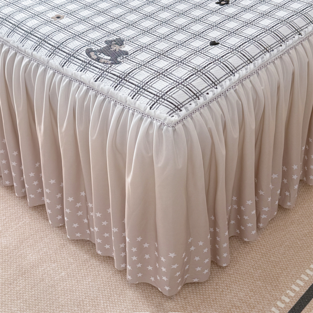 91家纺网 家纺一手货源 找家纺 情恒家纺 2026新款卡通摇摇马PE提花床裙席席子凉席三件套 摇摇马-曜黑