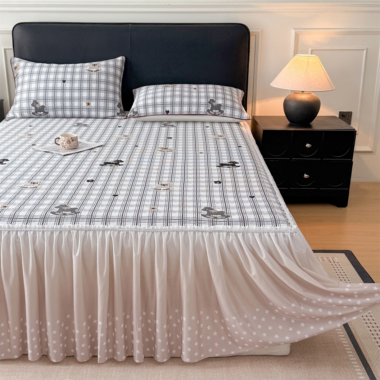 91家纺网 家纺一手货源 找家纺 情恒家纺 2026新款卡通摇摇马PE提花床裙席席子凉席三件套 摇摇马-曜黑