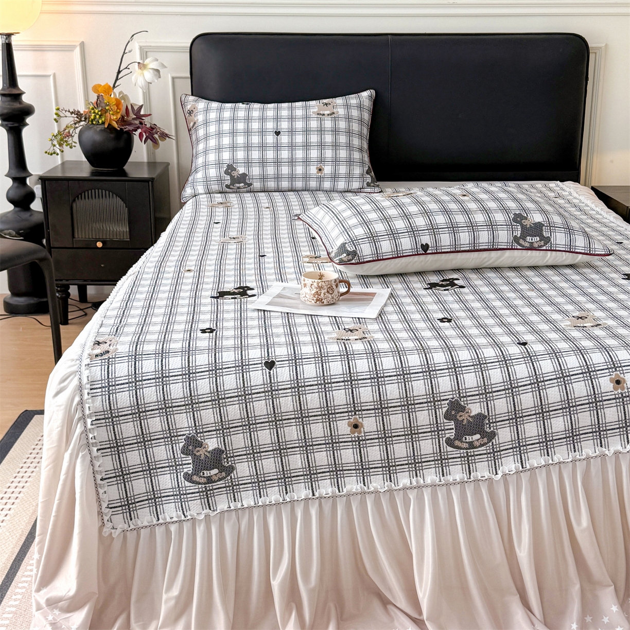 91家纺网 家纺一手货源 找家纺 情恒家纺 2026新款卡通摇摇马PE提花床裙席席子凉席三件套 摇摇马-曜黑