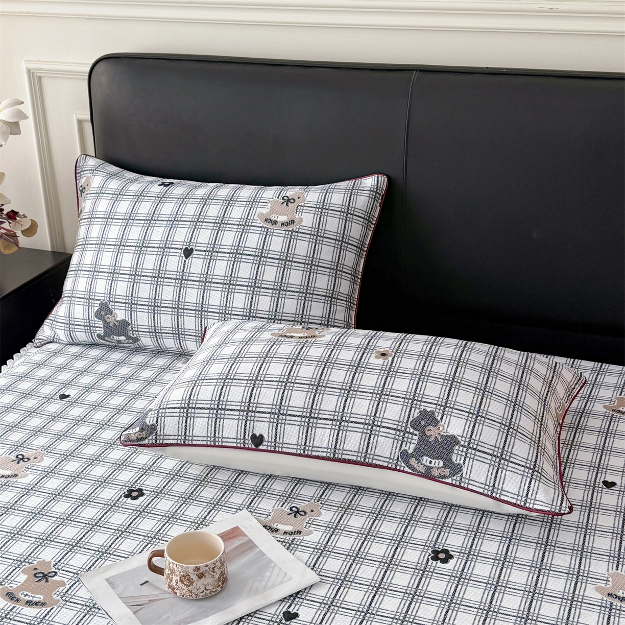 91家纺网 家纺一手货源 找家纺 情恒家纺 2026新款卡通摇摇马PE提花床裙席席子凉席三件套 摇摇马-曜黑