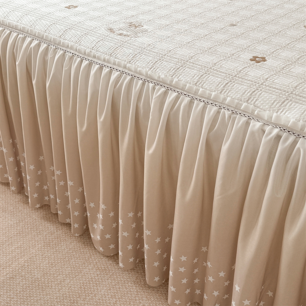 91家纺网 家纺一手货源 找家纺 情恒家纺 2026新款卡通摇摇马PE提花床裙席席子凉席三件套 摇摇马-卡其