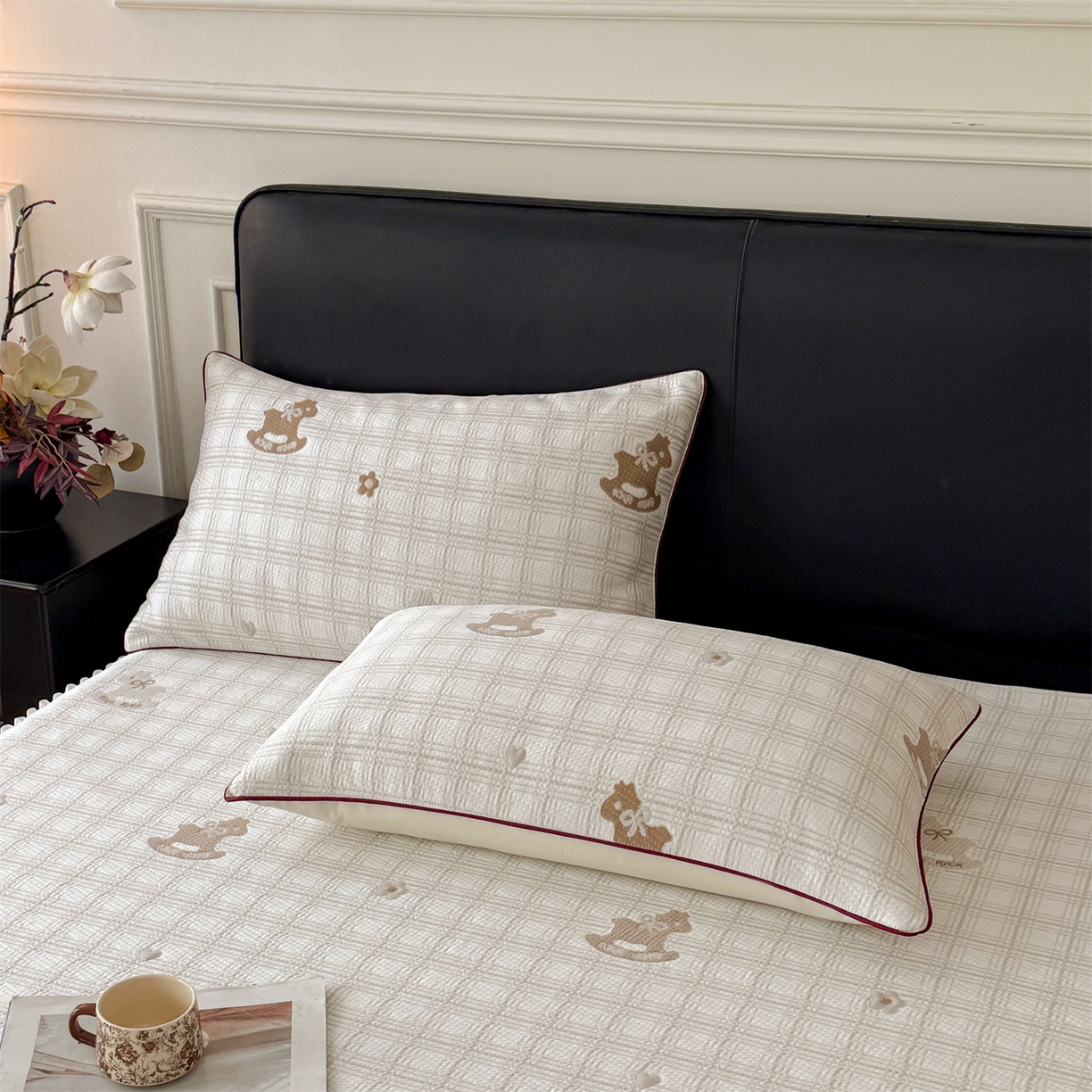 91家纺网 家纺一手货源 找家纺 情恒家纺 2026新款卡通摇摇马PE提花床裙席席子凉席三件套 摇摇马-卡其