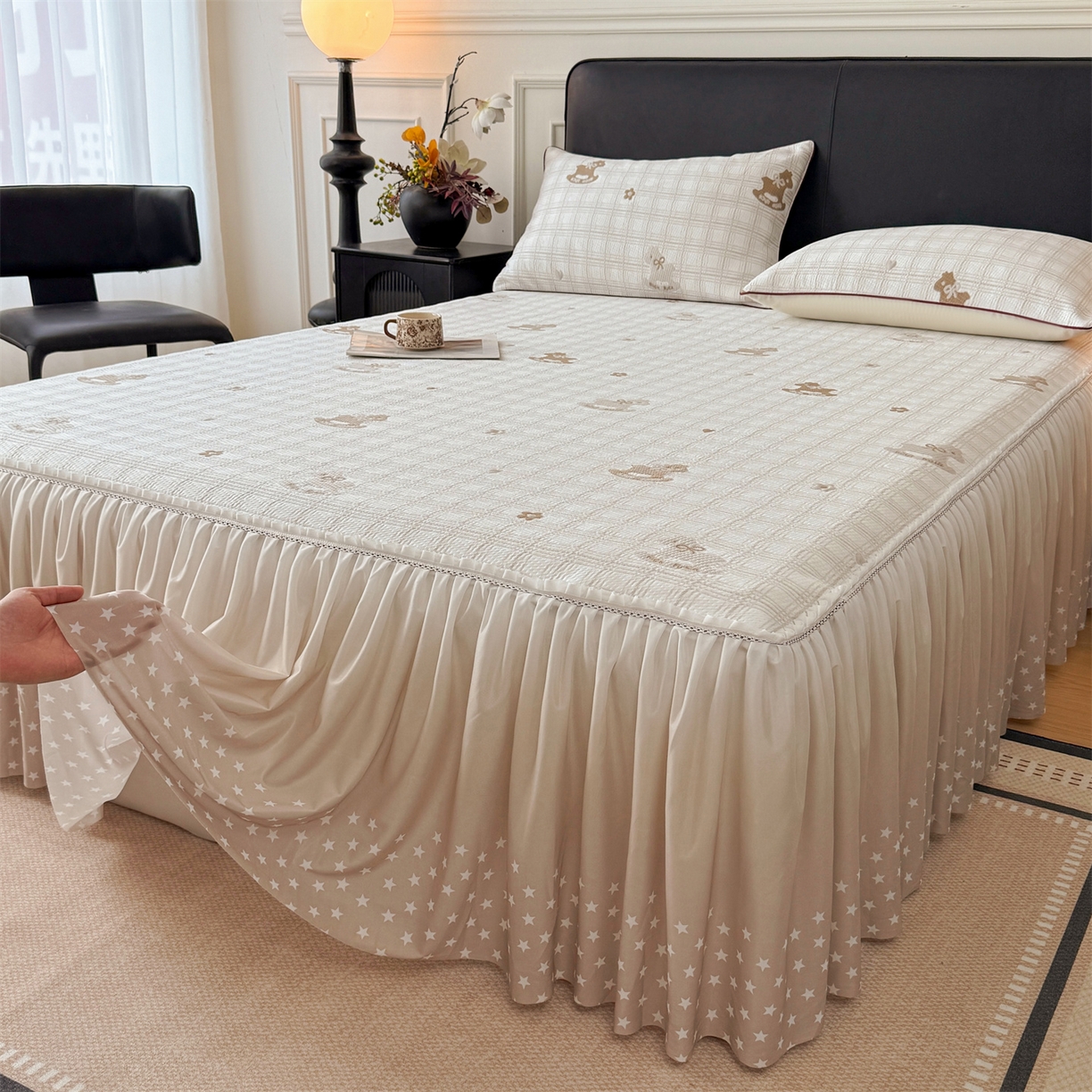 91家纺网 家纺一手货源 找家纺 情恒家纺 2026新款卡通摇摇马PE提花床裙席席子凉席三件套 摇摇马-卡其