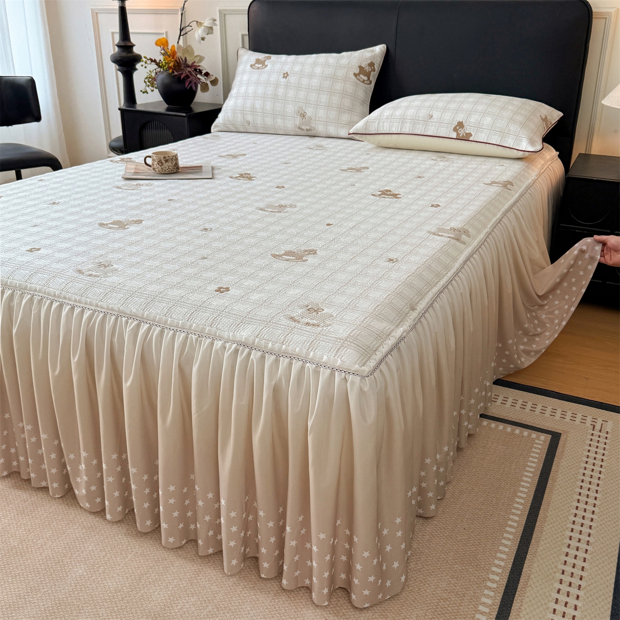 91家纺网 家纺一手货源 找家纺 情恒家纺 2026新款卡通摇摇马PE提花床裙席席子凉席三件套 摇摇马-卡其