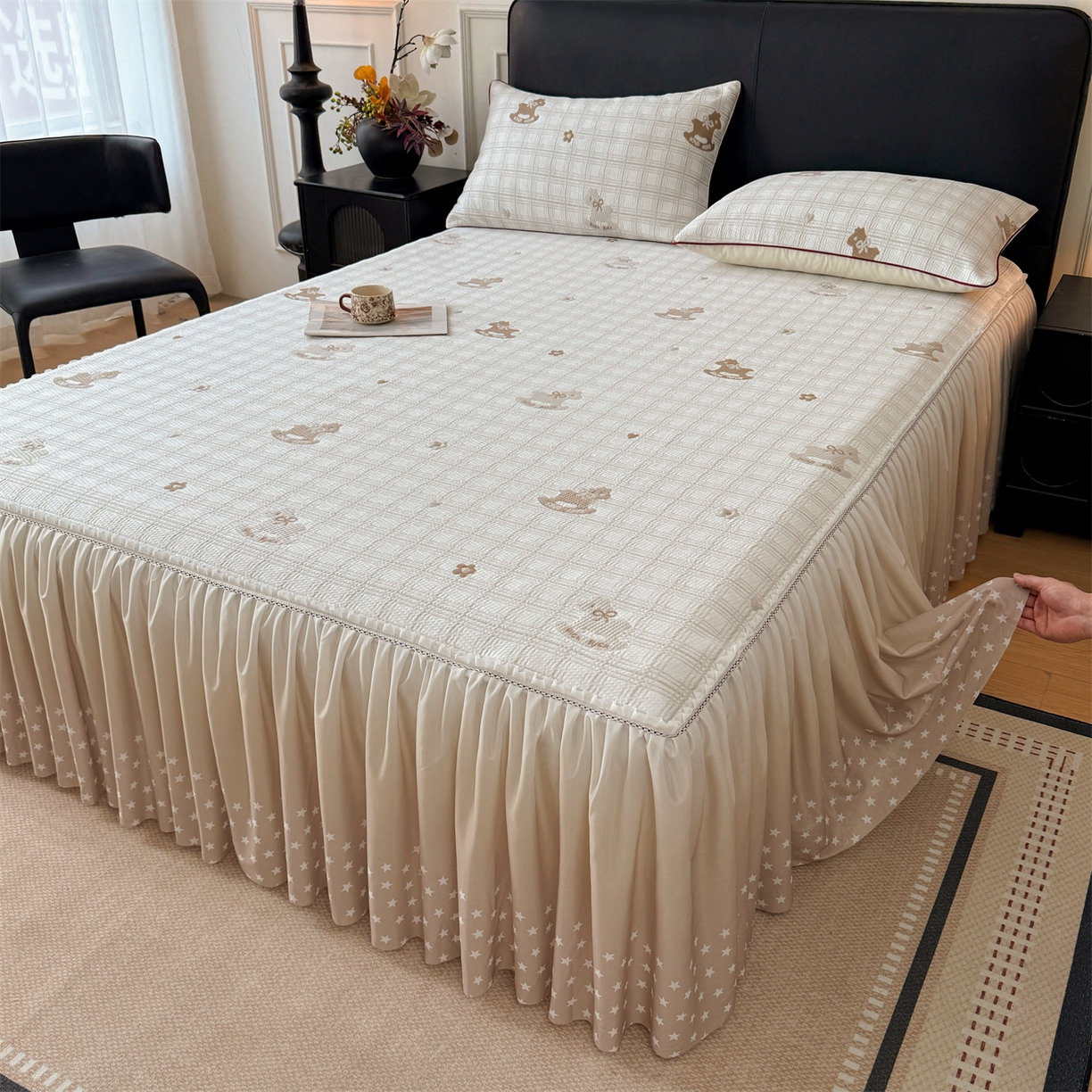 91家纺网 家纺一手货源 找家纺 情恒家纺 2026新款卡通摇摇马PE提花床裙席席子凉席三件套 摇摇马-卡其