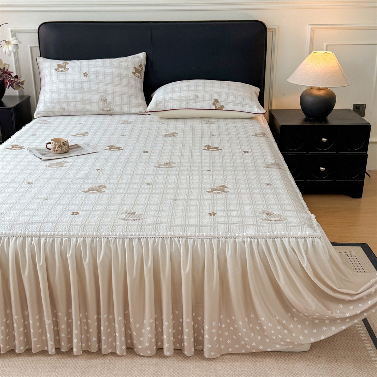 91家纺网 家纺一手货源 找家纺 情恒家纺 2026新款卡通摇摇马PE提花床裙席席子凉席三件套 摇摇马-卡其