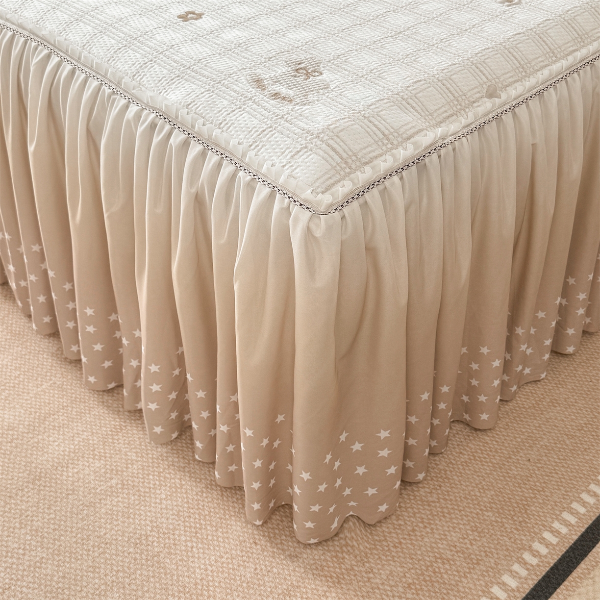 91家纺网 家纺一手货源 找家纺 情恒家纺 2026新款卡通摇摇马PE提花床裙席席子凉席三件套 摇摇马-卡其