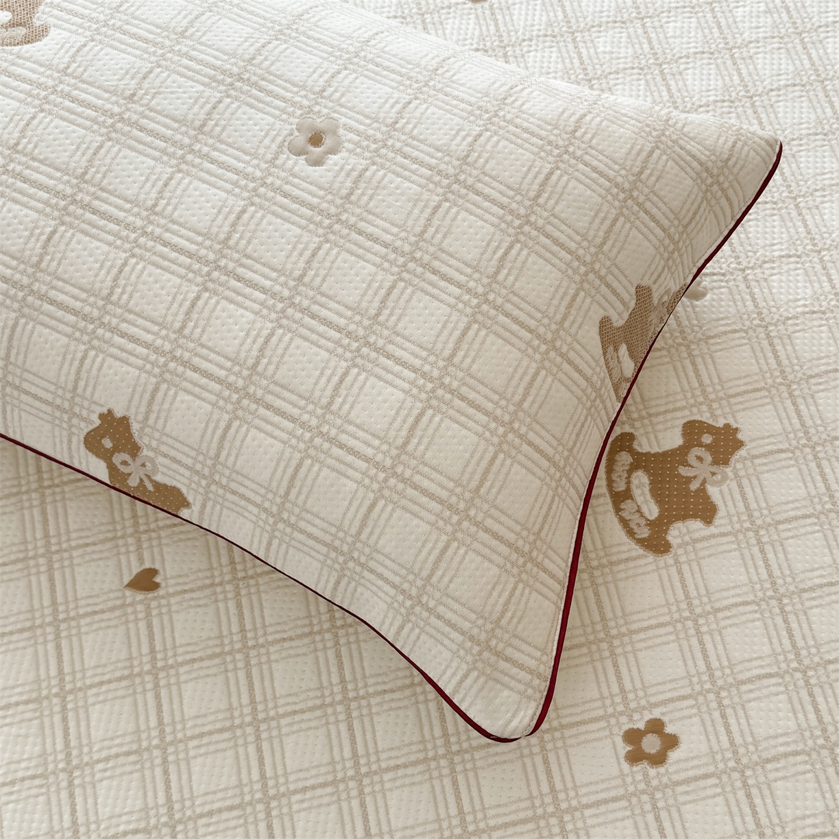 91家纺网 家纺一手货源 找家纺 情恒家纺 2026新款卡通摇摇马PE提花床裙席席子凉席三件套 摇摇马-卡其