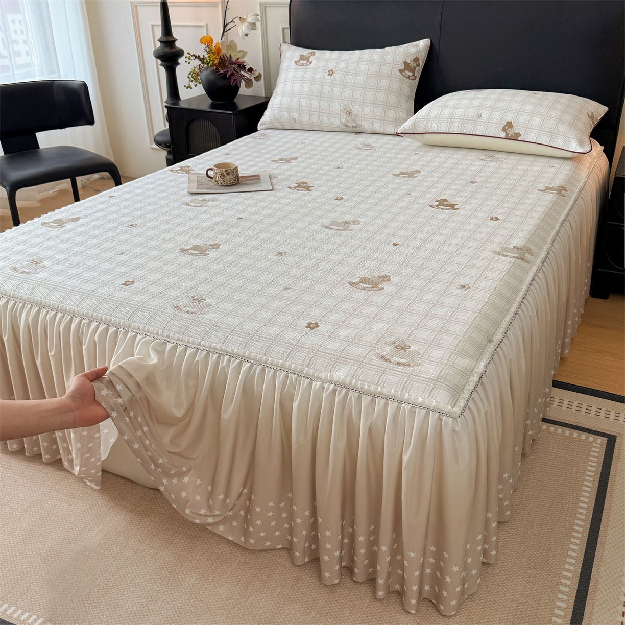 91家纺网 家纺一手货源 找家纺 情恒家纺 2026新款卡通摇摇马PE提花床裙席席子凉席三件套 摇摇马-卡其