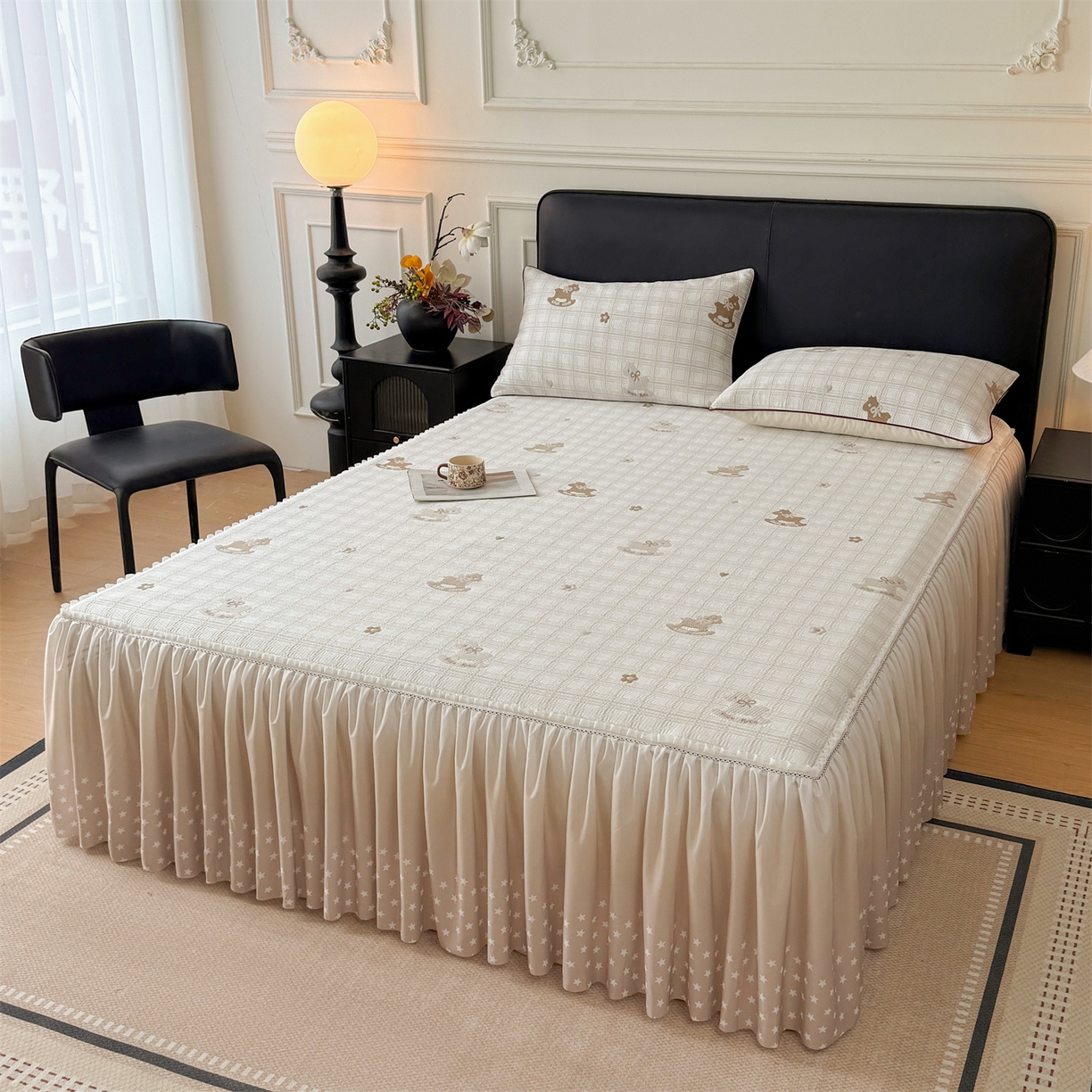 91家纺网 家纺一手货源 找家纺 情恒家纺 2026新款卡通摇摇马PE提花床裙席席子凉席三件套 摇摇马-卡其