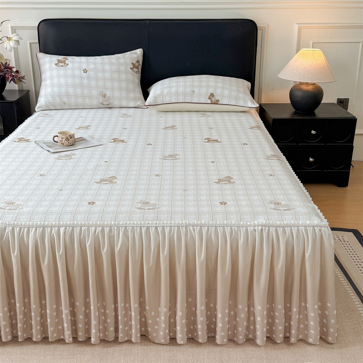 91家纺网 家纺一手货源 找家纺 情恒家纺 2026新款卡通摇摇马PE提花床裙席席子凉席三件套 摇摇马-卡其